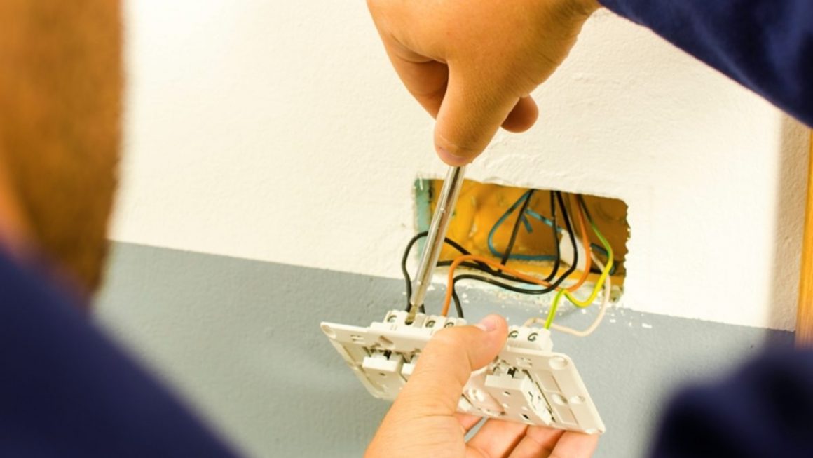 Ai nevoie să schimbi un cablu la instalaţia electrică ? Apelează la personal calificat