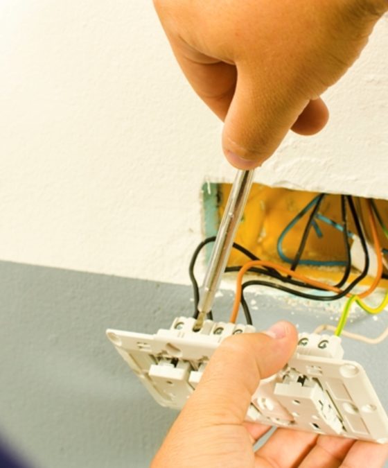 Ai nevoie să schimbi un cablu la instalaţia electrică ? Apelează la personal calificat