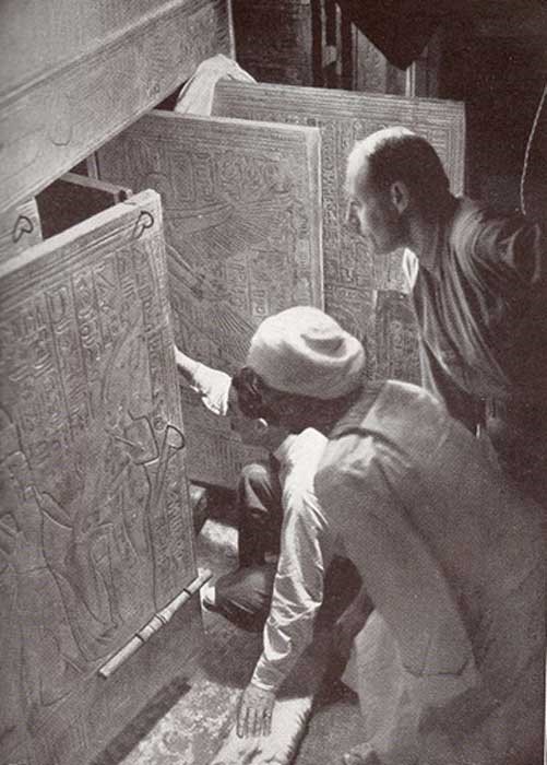 Momentul in care Howard Carter deschide mormantul lui Tutankhamon