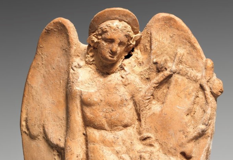 Statuie din teracota din secolul al IV-lea ilustrandu-l pe Eros tinand o lira. Fotografie oferita de Metropolitan Museum of Art