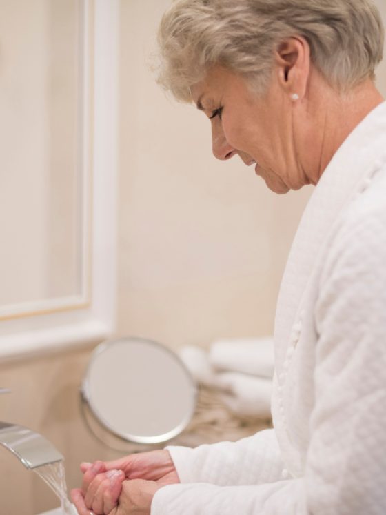 De ce au nevoie bătrânii de ajutor cu igiena personală