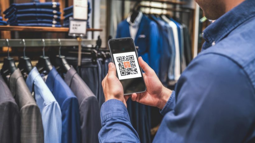 Pot adăuga coduri QR pe un tricou personalizat?