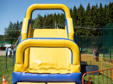 Cum evit deteriorarea gazonului sau a suprafețelor dure în timpul montajului unui topogan gonflabil?