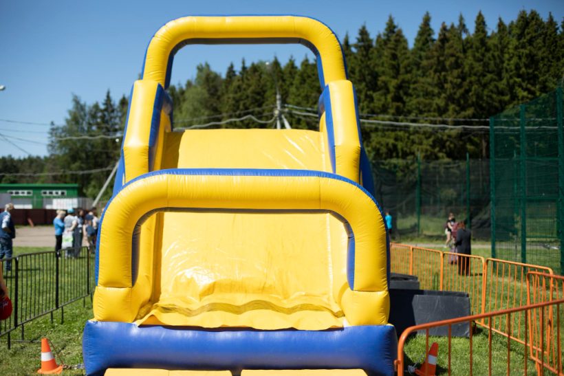 Cum evit deteriorarea gazonului sau a suprafețelor dure în timpul montajului unui topogan gonflabil?