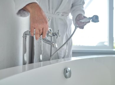 Ce înseamnă o baterie de cadă tip deck-mounted și pentru ce căzi este recomandată?